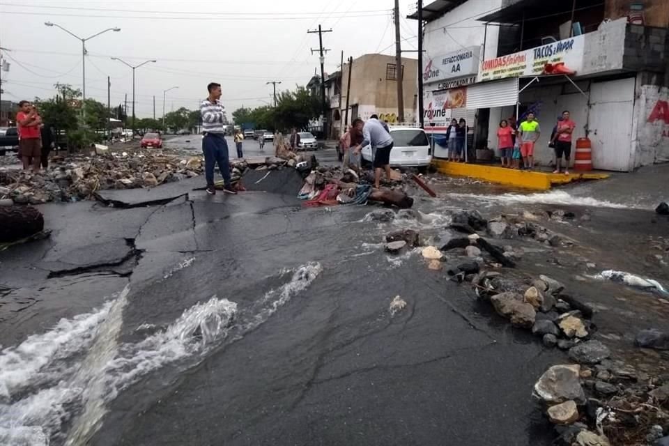 Vecinos salieron a la Avenida Camino Real, la cual lucía un panorama desolador con el pavimento levantado, con corrientes de agua provenientes del Cerro del Topo Chico y un alud de rocas y lodo.