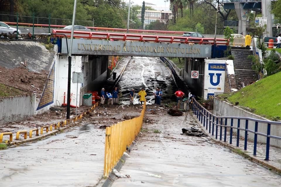 Algunas calles de la Colonia Anáhuac fueron cerradas por escombros que quedaron regados tras las lluvias.