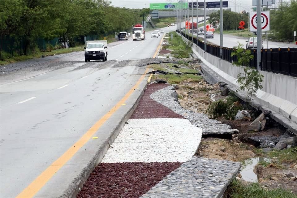 Daños en la Autopista al Aeropuerto por las intensas lluvias.