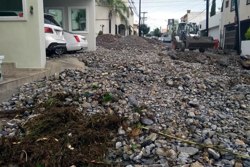 Durante la madrugada, las lluvias torrenciales arrastraron toneladas de lodo y piedras por la calle Pedro de Mendoza, material que terminó acumulado en el cruce con la Calle Juárez.