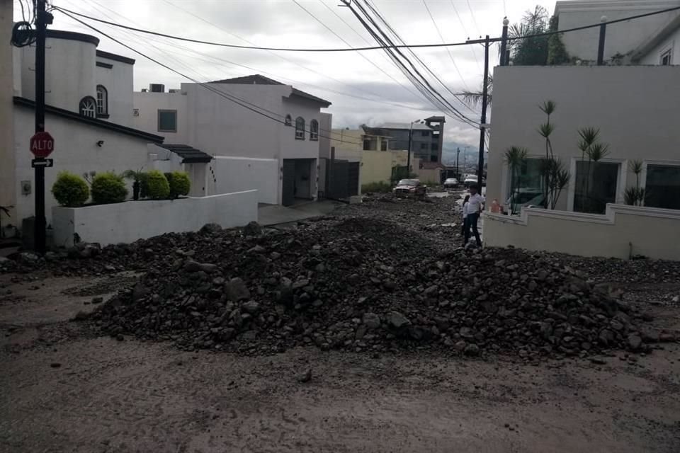 Durante la madrugada, las lluvias torrenciales arrastraron toneladas de lodo y piedras por la calle Pedro de Mendoza, material que terminó acumulado en el cruce con la Calle Juárez.