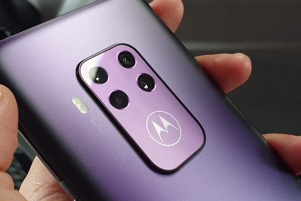 El Motorola One Zoom tiene una lente principal de 48 MP, uno de 16 MP gran angular, uno de 8 MP para zoom 3X y uno más de 5 MP para mejorar los efectos de desenfoque en el modo retrato.