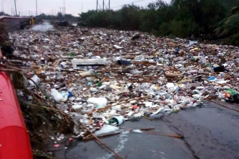  Un puente vehicular sobre el Río Pesquería fue bloqueado por toneladas de desechos en la zona industrial. 