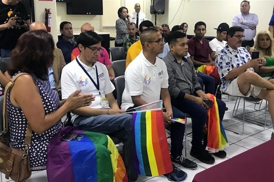Activistas a favor del matrimonio igualitario también acudieron a la sede legislativa.