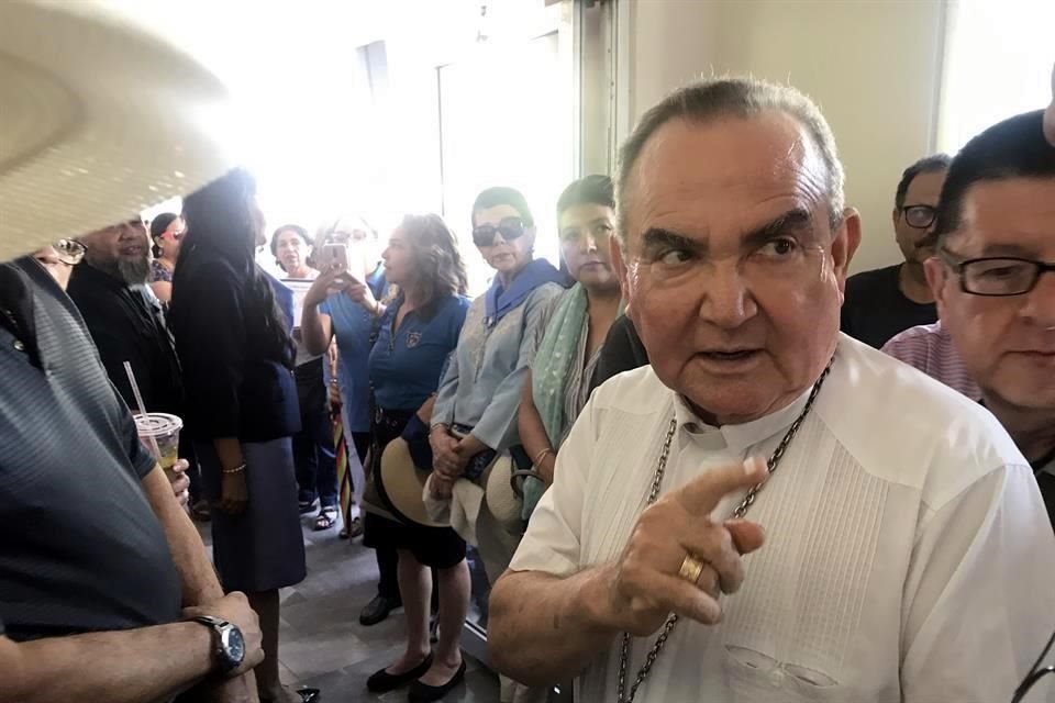 El Obispo José Guerrero Macías dio un mensaje a feligreses concentrados en el lugar.