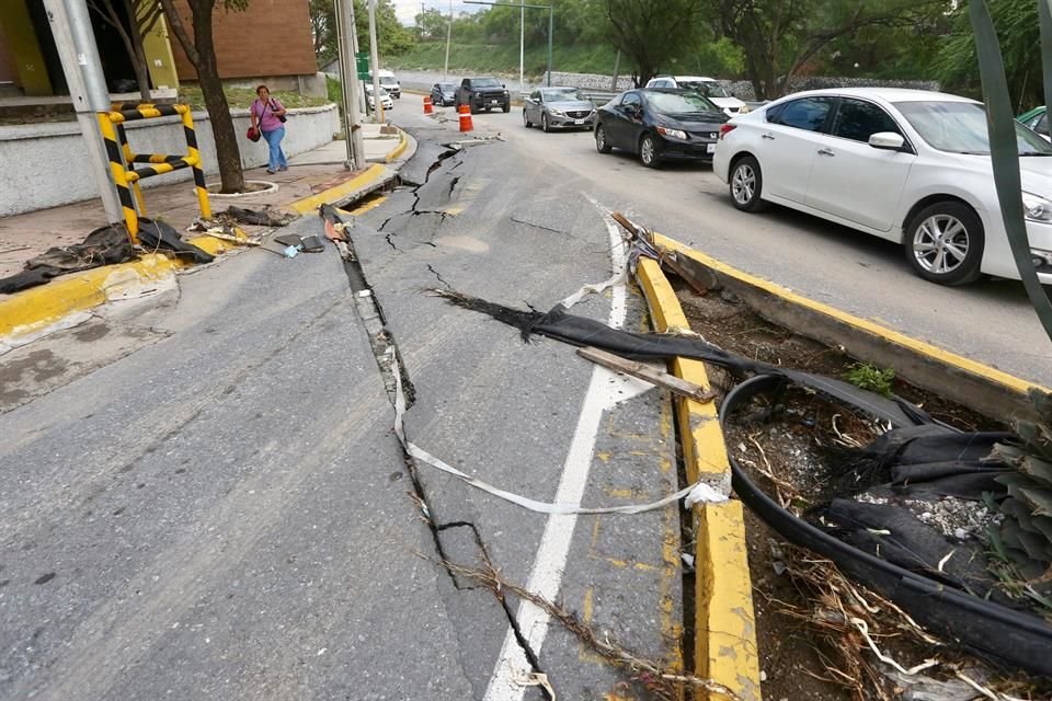 El tramo impide la incorporación normal a Universidad, por lo que los automovilistas le tienen que sacar la vuelta por completo.