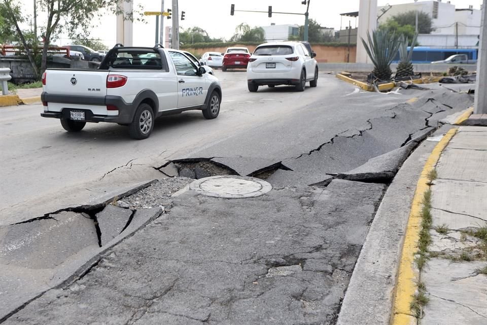La avenida aledaña al Arroyo Topo Chico quedó severamente afectada con grandes pedazos de asfalto hundido y otros salidos.