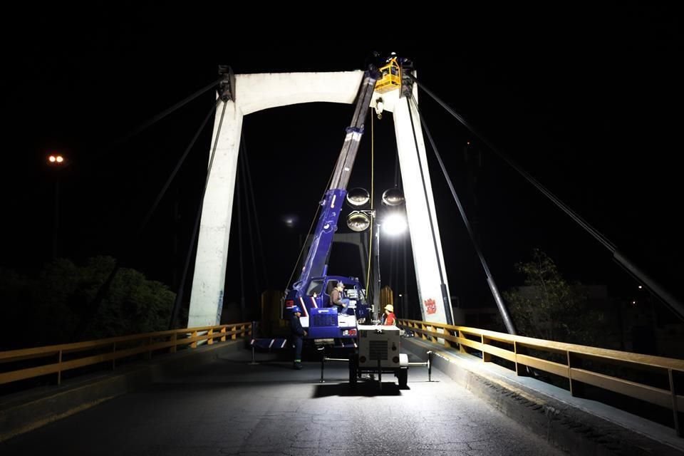 Técnicos de Ingeniería realizan trabajos en la parte alta de las columnas del puente de Registro Federal y Calzada Zaragoza, para renivelar el cuerpo de esta estructura atirantada.