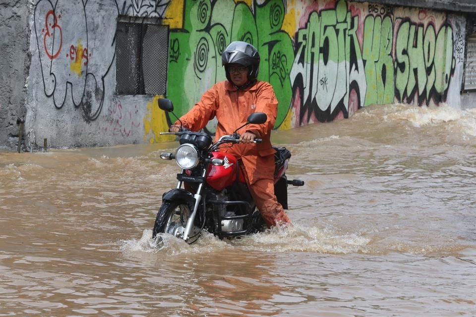 En Valle de Santa Lucía todavía ayer las calles estaban convertidas en verdaderos arroyos.