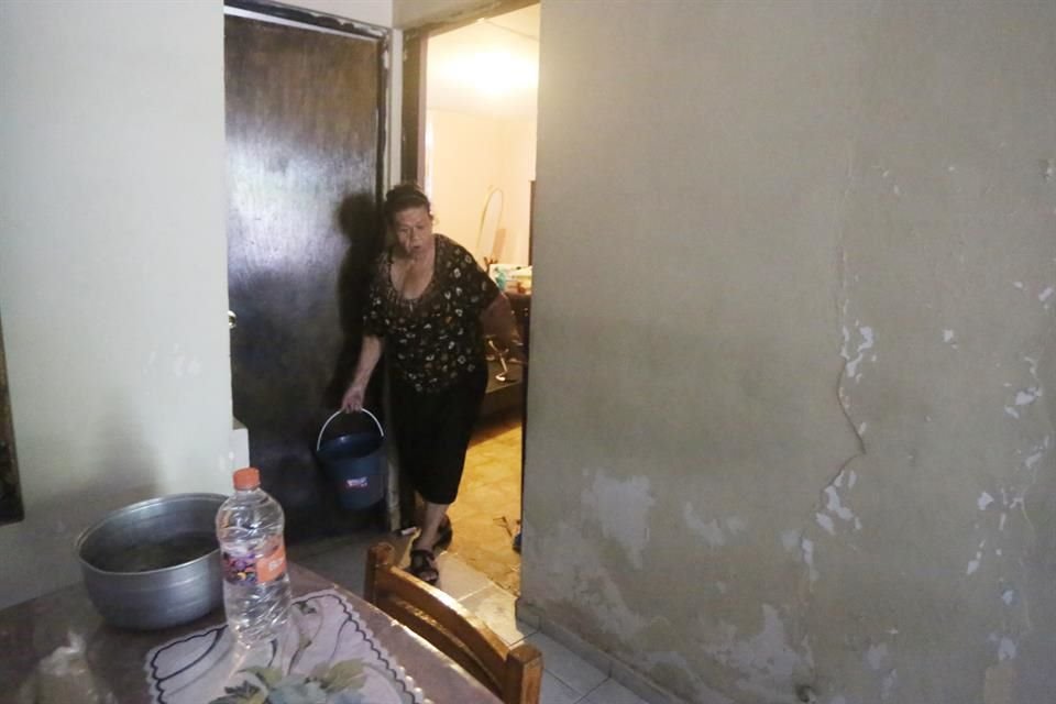 Vecinos de la colonia Las Puentes Cuarto Sector realizan limpieza en sus casas inundadas por las lluvias de 'Fernand'.