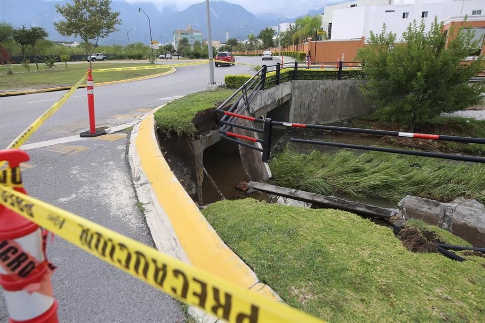 El barandal de protección de un canal de estiaje se venció en un tramo, al generarse un deslave en la zona.