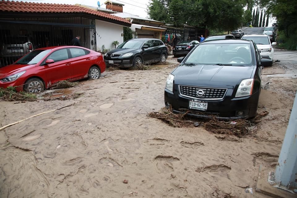  La calle Ataulfo quedó cubierta de lodo y piedras arrastradas durante las lluvias.