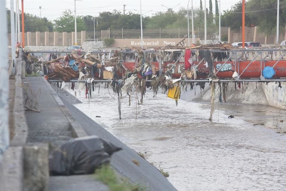  La estructura que protege un tubo de aguas industriales quedó tapizada de basura.