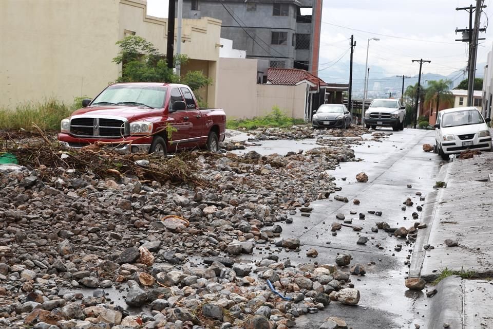 Las piedras provenientes del Cerro de las Mitras rodaron hasta la calle Pedro Mendoza donde cerraron la circulación.