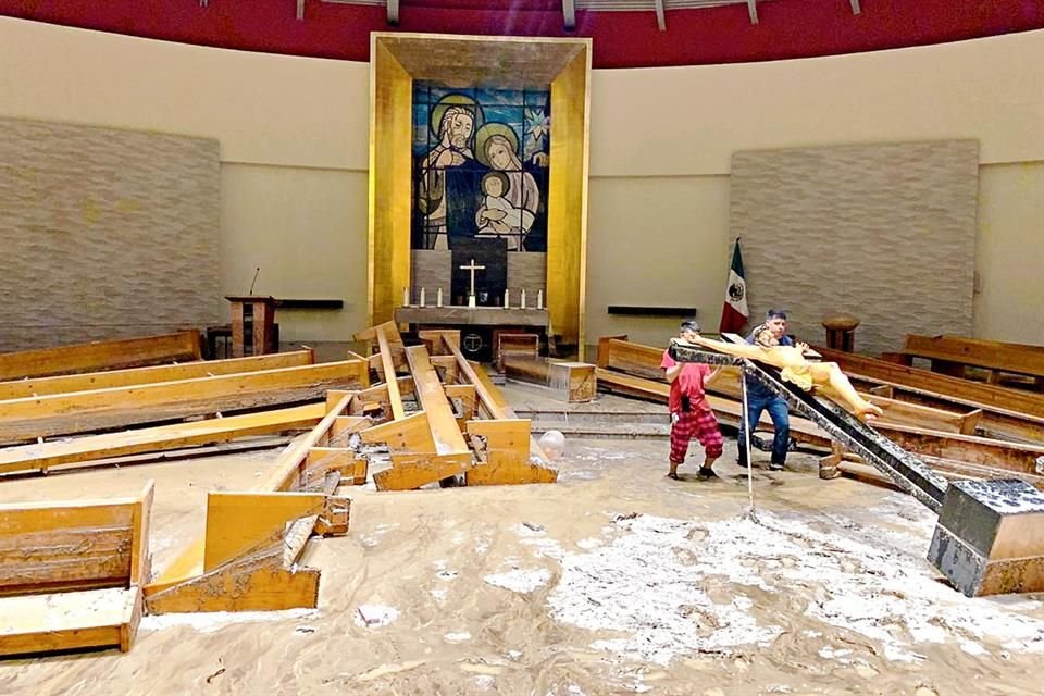 Luego de que las lluvias de 'Fernand' inundaran la iglesia Natividad del Señor, en Cumbres tercer sector, un 'ejército' de vecinos y feligreses se unieron para limpiar y rehabilitar el templo.