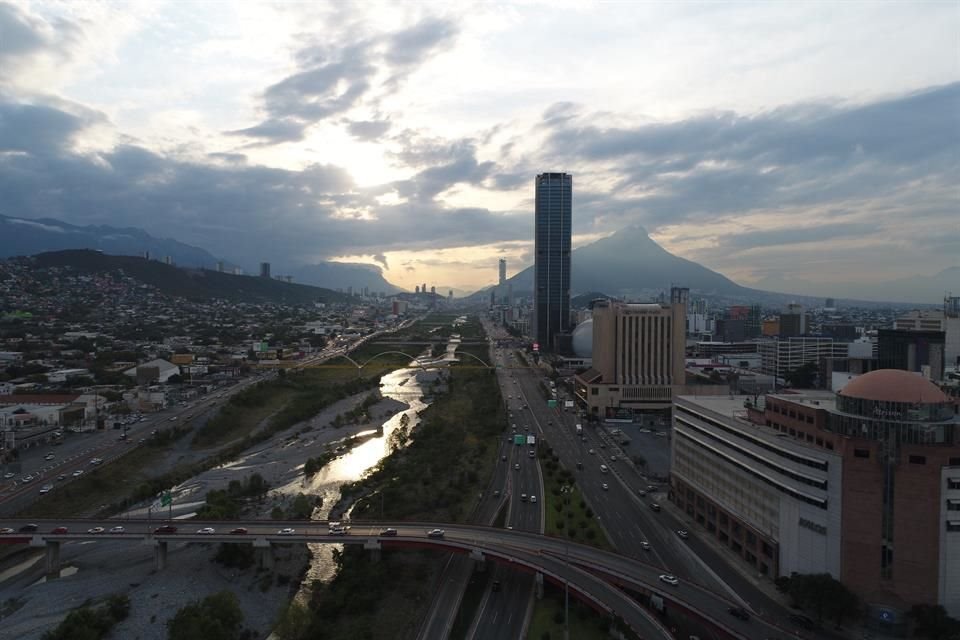 Los regios pudieron aprovechar de una tarde con un cielo despejado y el caudal del Río Santa Catarina tranquilo en comparación de la noche anterior.