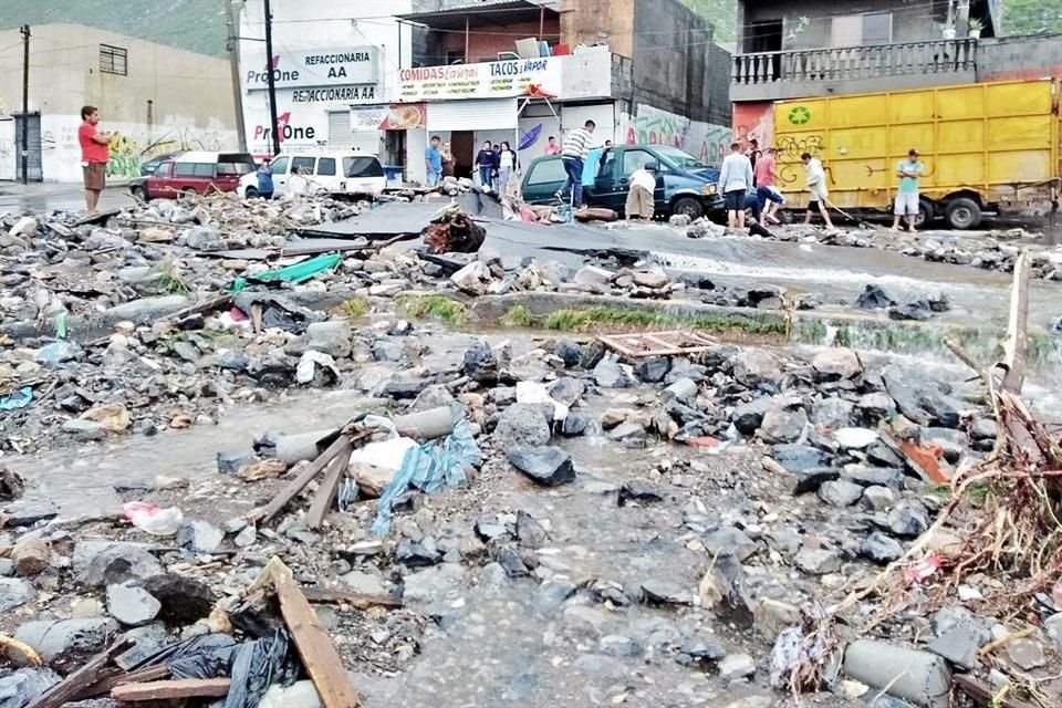 Tras el agua, basura y escombros que dejó 'Fernand', ciudadanos y autoridades comenzaron ayer a rehabilitar y limpiar los espacios dañados.