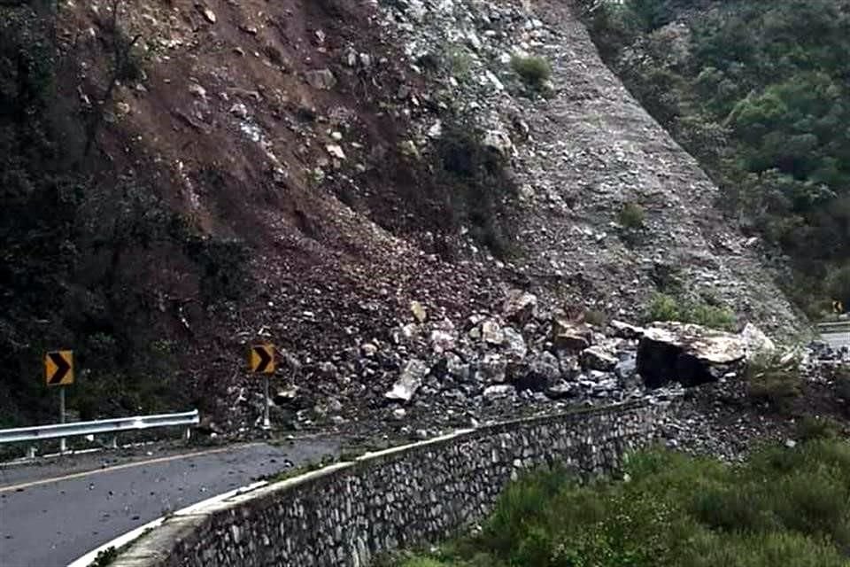 Alrededor de las 9:00 horas, las autoridades recibieron el reporte de que había un desprendimiento de tierra y rocas en el kilómetro 38 de dicha carretera, a la altura de donde estaban Los Altares.