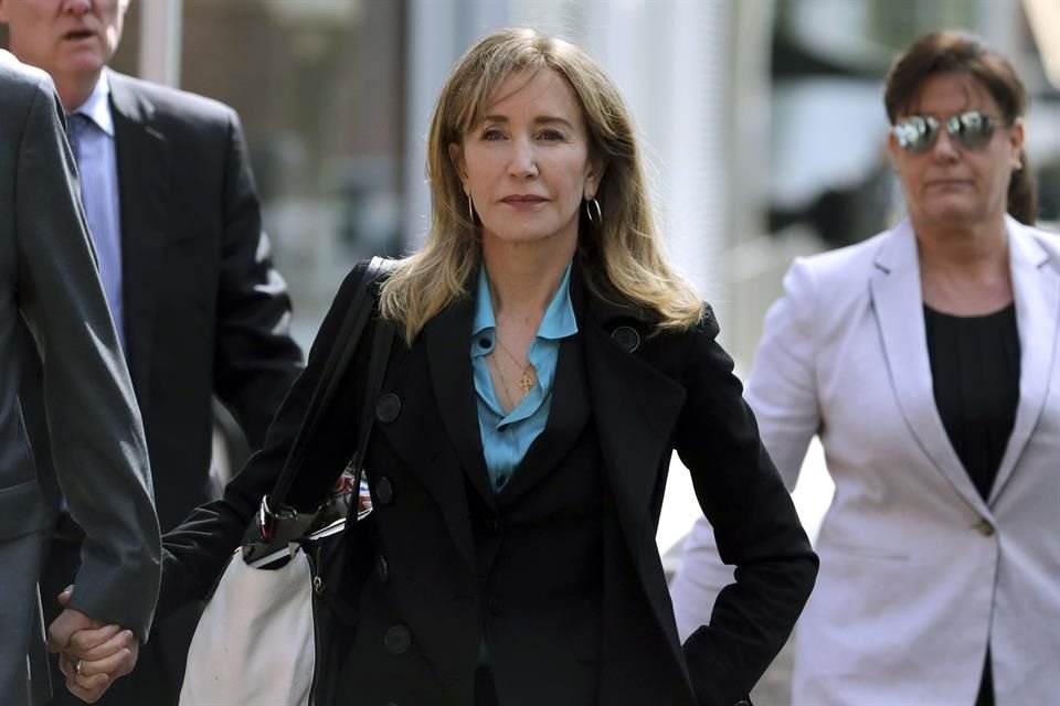 El Gobierno de EU propuso como sentencia para Felicity Huffman un mes en la cárcel y pagar 20 mil dólares por su participación en el fraude a universidades.