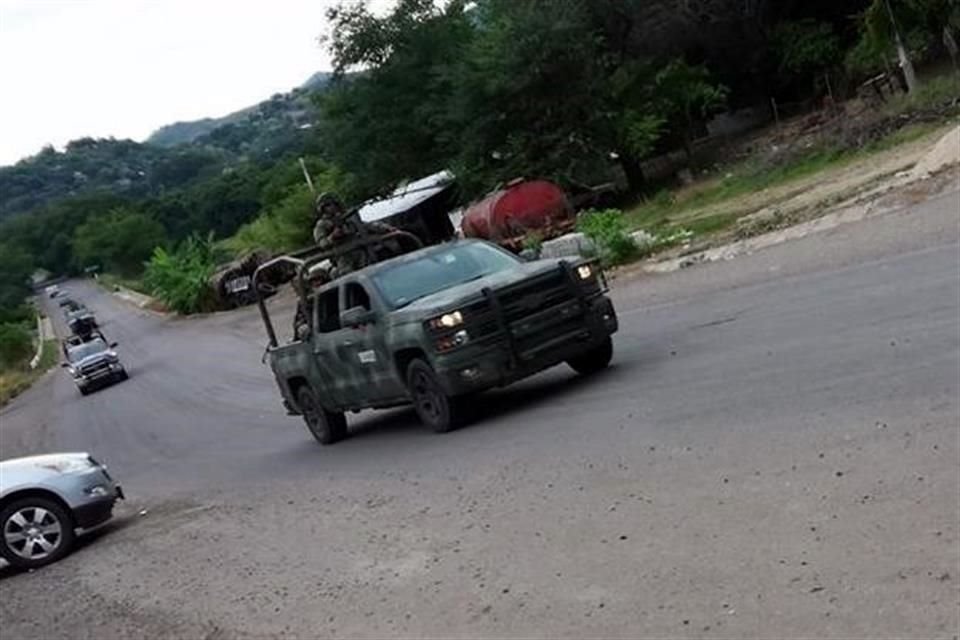 Entrada de un vehículo militar en el Municipio de Tepalcatepec, golpeado por la violencia durante la última semana.