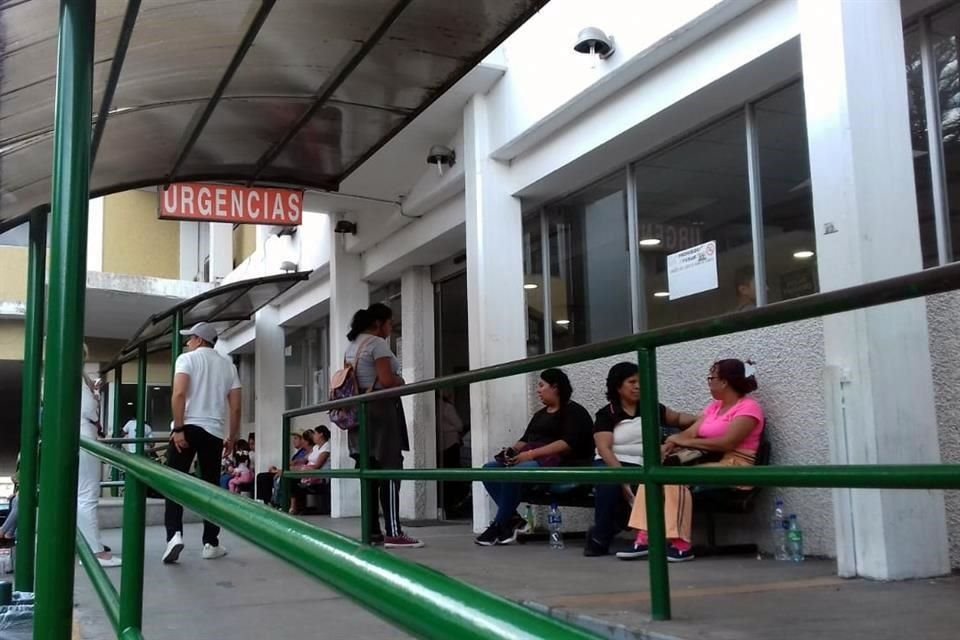 Tanto en los municipios de Guadalajara y Zapopan las clínicas han estado recibiendo a personas que acuden en las búsqueda de atención médica.