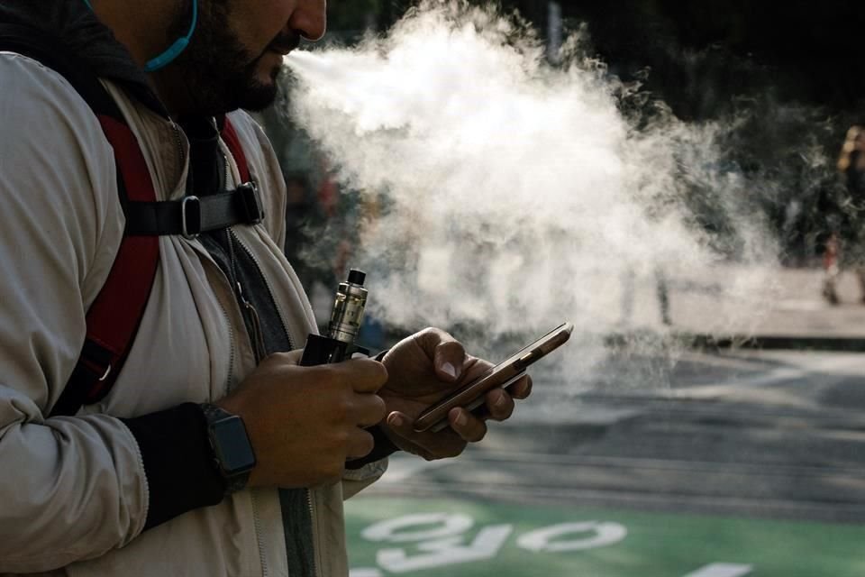 Un hombre utiliza un vaporizador en San Francisco, California. Las autoridades de salud hicieron un llamado a evitar estos dispositivos.