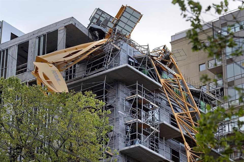 Por vientos de 'Dorian', una grúa se estrelló contra un edificio en Canadá.