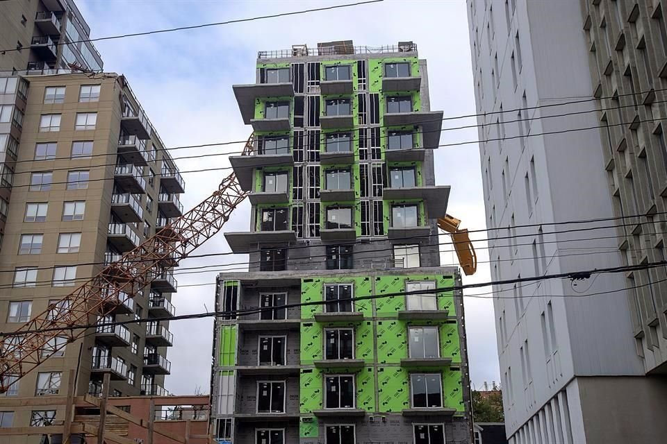 Otra perspectiva del impacto de la grúa con edificio.