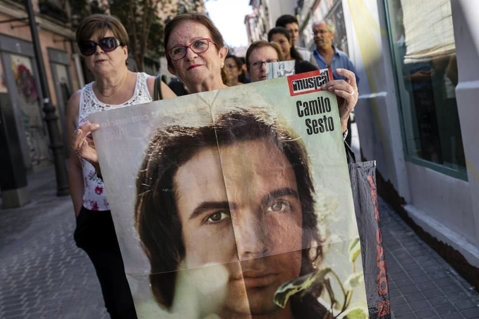 Muchos de los asistentes llevaban camisetas y carteles con la imagen del cantante.