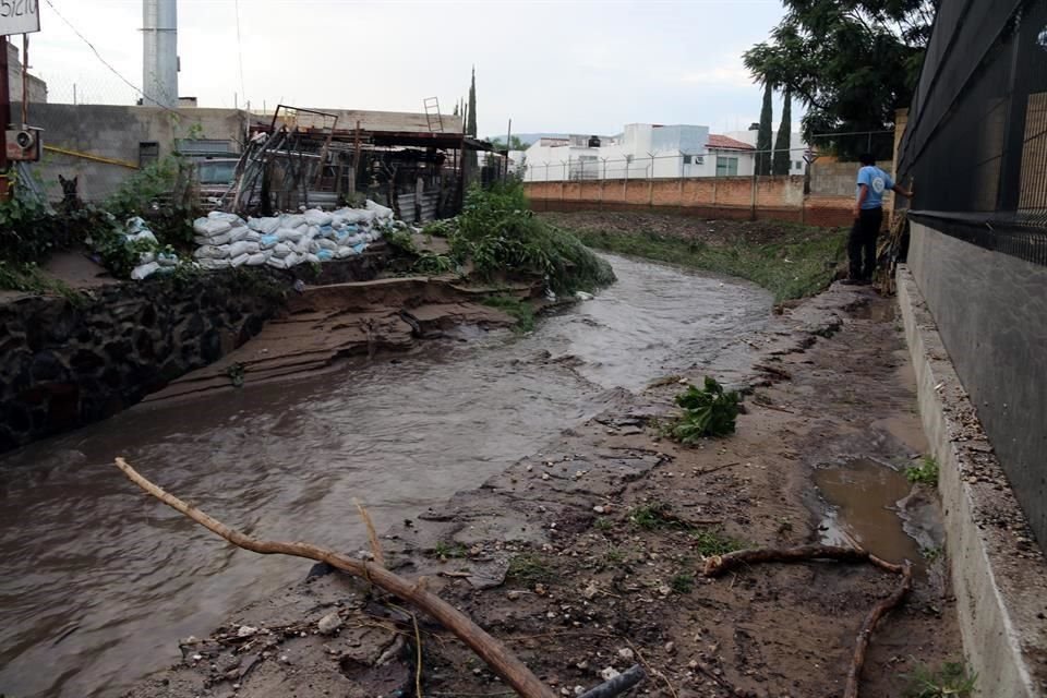 'Se inició (...) la búsqueda de las tres personas (...) desaparecidas, luego de ser arrastradas por la corriente del arroyo La Culebra, tras la tormenta de ayer', informó el Alcalde, Salvador Zamora.