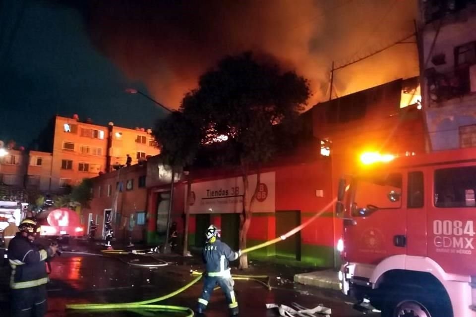 Para los vecinos de la Colonia Morelos, la quema de potentes cohetes fue lo que provocó el incendio en una tienda de abarrotes, la noche del lunes