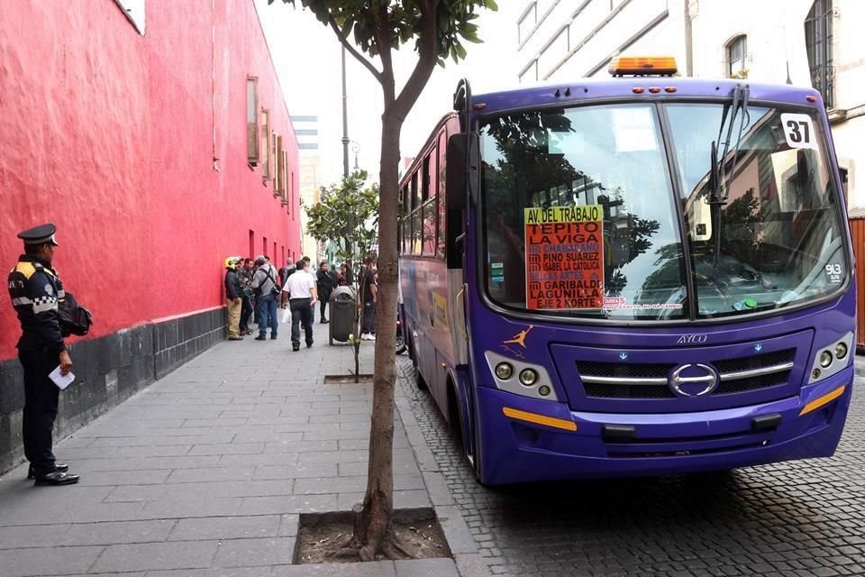 Al llegar al cruce con Isabel La Católica, bajó de la banqueta para cruzar hacia la otra acera, pero fue impactada por el vehículo de pasajeros que se dirigía hacia Tepito.