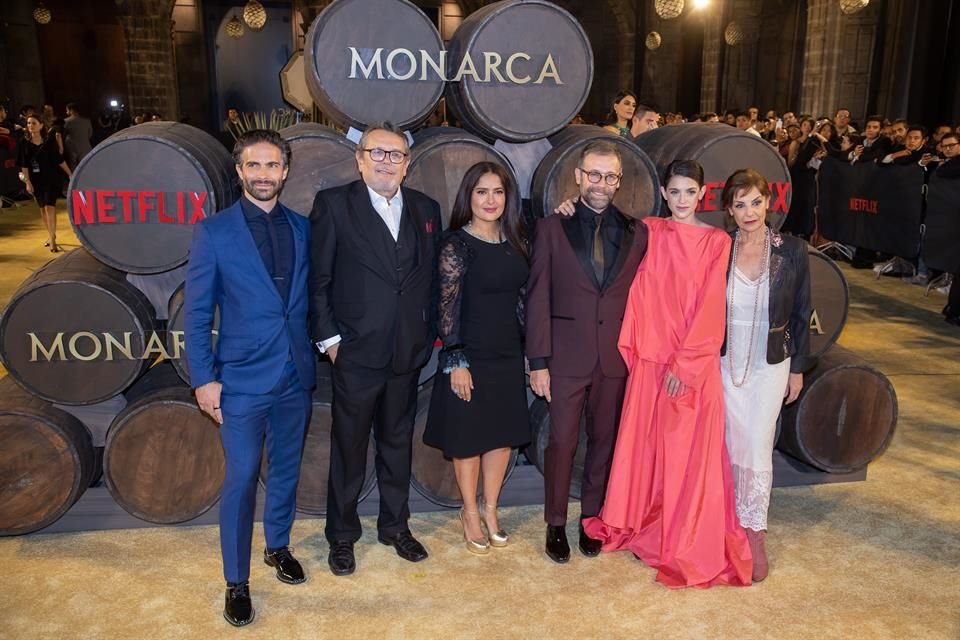 El elenco de la serie disfrutó de la presentación.