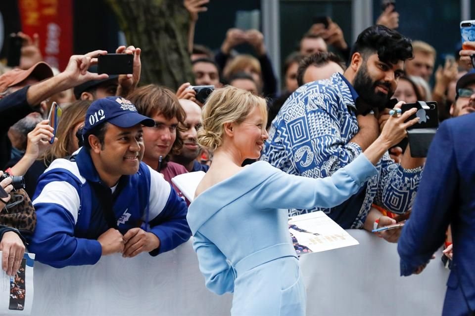 La estrella posó junto a sus fans en la premier de la cinta en Toronto.