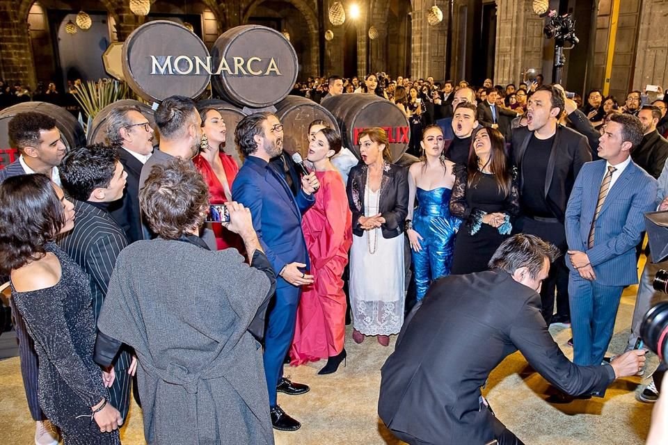 Osvaldo Benavides e Irene Azuela cantaron, junto al resto del elenco y la propia Salma, 'México Lindo y Querido', en la alfombra roja.