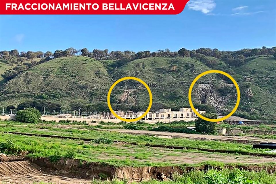 En el Fraccionamiento  Bellavicenza se levantan 308 viviendas; atrás en el cerro se ven los deslaves (círculos). 
