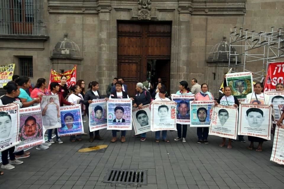 Los padres a su llegada a Palacio Nacional.