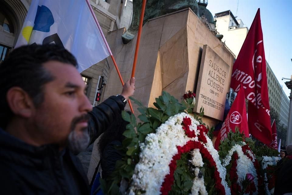 Cientos de personas se dan cita este miércoles junto a la estatua en memoria del expresidente de Chile Salvador Allende.