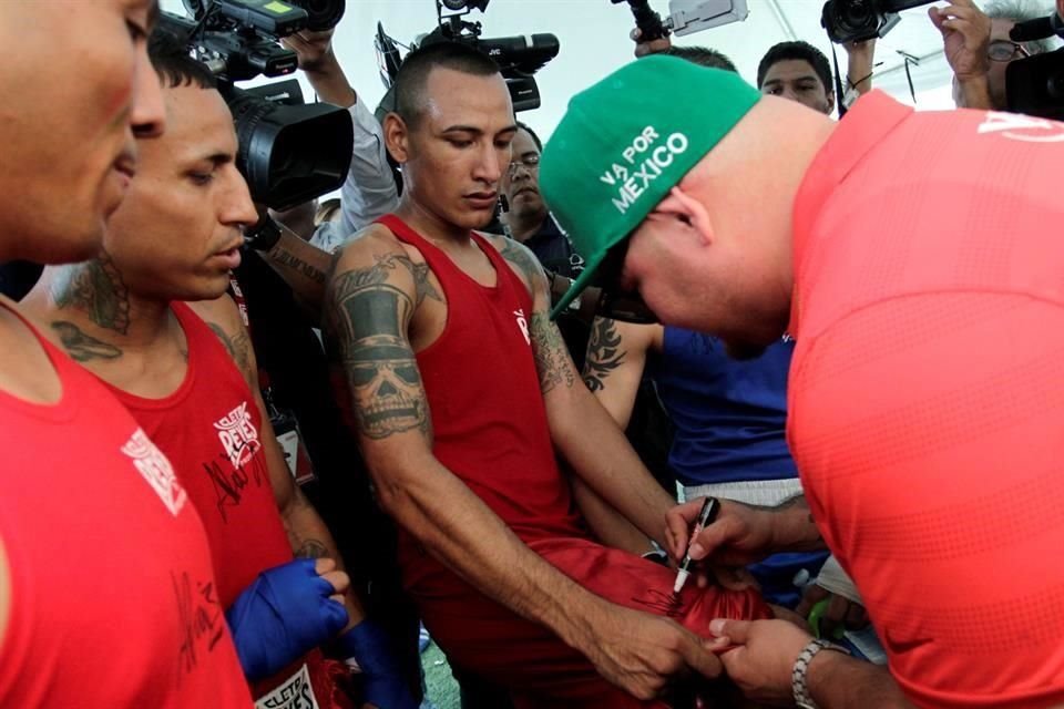 Andy Ruiz firmó autógrafos a los boxeadores internos del penal.