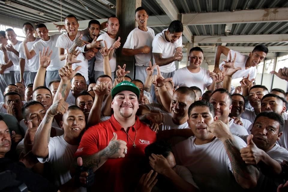 Andy Ruiz quiso llegar hasta donde estaban los internos para convivir con ellos.