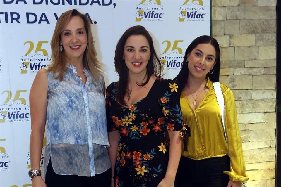 María Isabel Garza de Salvador, Magaly Amparán de Villarreal y Valeria Villarreal Amparán