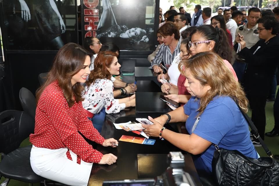 Biby Gaytán, María León, Pedro Moreno y Michelle Rodríguez firmaron autógrafos y boletos de los fans que los verán en 'Chicago' a partir del 16 de octubre.