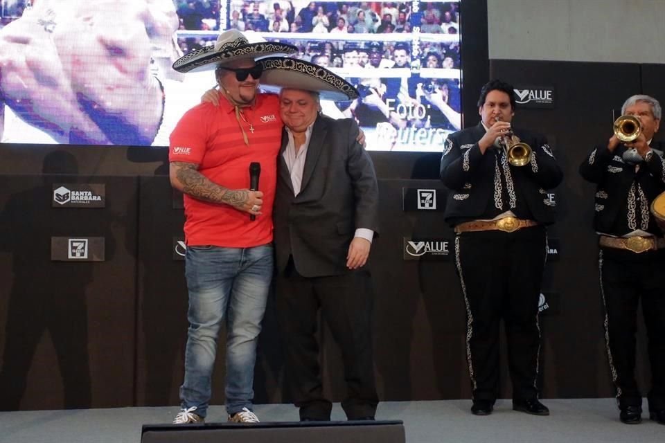 Andy Ruiz y Carlos Bremer tuvieron un momento ameno durante el Foro EL NORTE 'La Patria Que Queremos'.