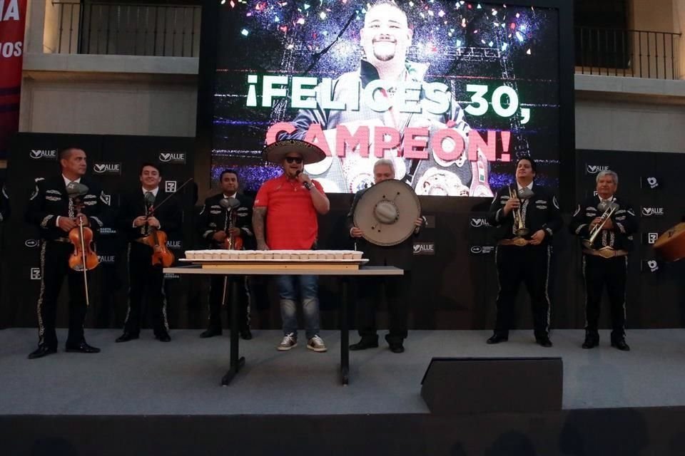 El mexicano cantó al son de 'El Rey' al lado de Bremer.