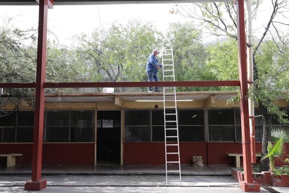 Tras inundarse por las lluvias, personal de la Secretaría de Educación acudió a la Secundaria 9 Miguel Hidalgo y prometió que el problema será resuelto.