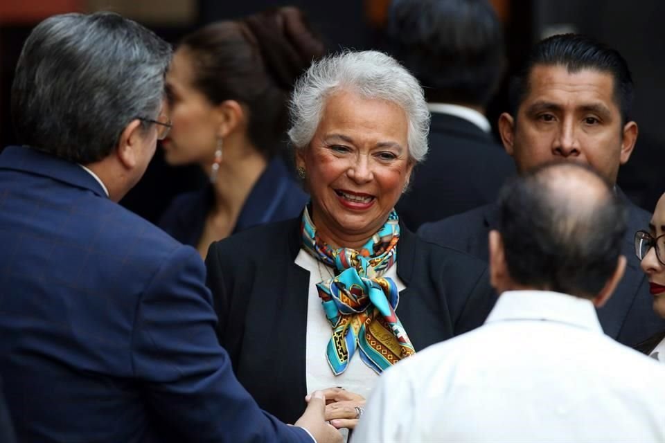 La Secretaria acudirá en representación del Presidente.