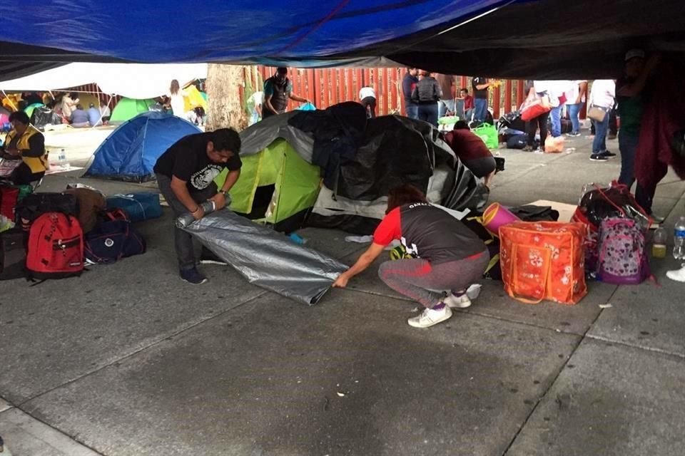 Los sindicalizados recogen casas de campaña y colchonetas que tenían instaladas en el plantón.