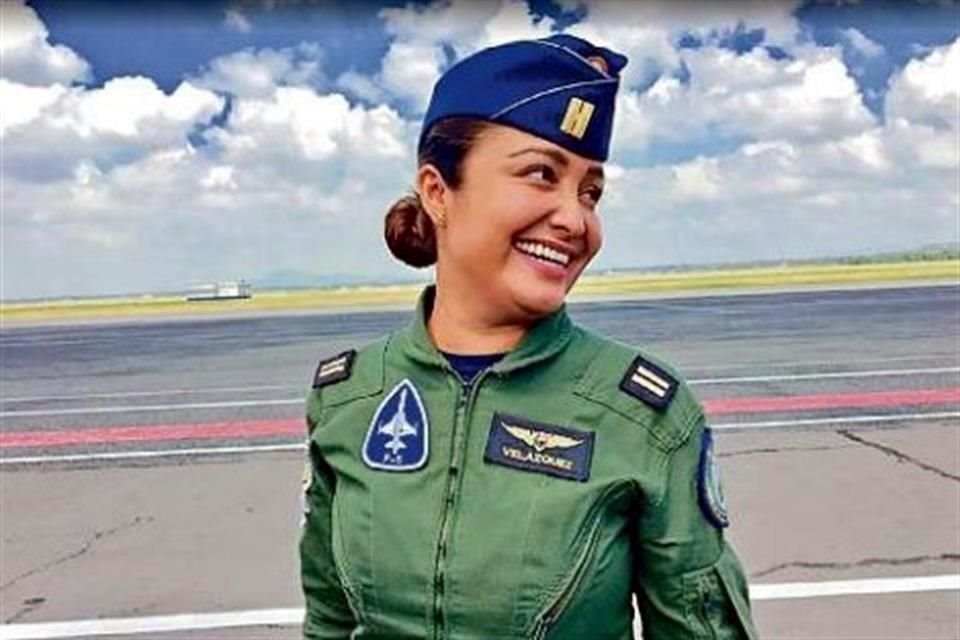 Velázquez lleva 11 años en la Fuerza Aérea Mexicana y tras operar otro tipo de aviones, se sumó hace 10 meses al Escuadrón 401, que integra a los F5 desde hace 37 años.