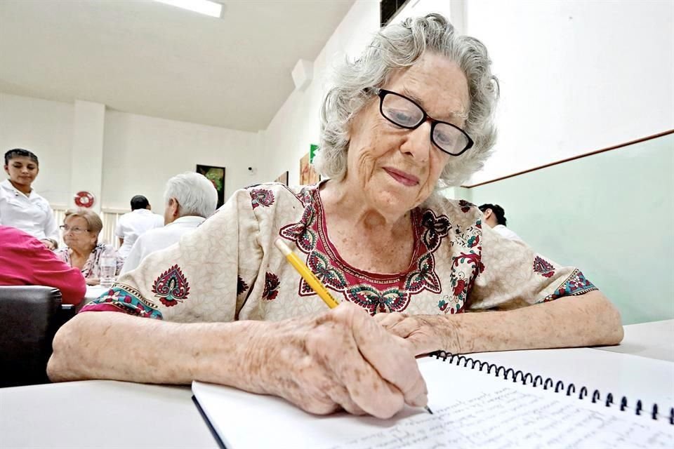 Beatriz Ugarte, huésped de la casa de cuidados Sagrado Corazón de Jesús, disfruta el taller de escritura.