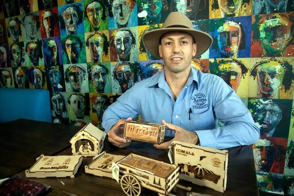 Héctor Adán Hernández elabora cajeta con sabor a café, naranja, canela, cacao y hasta menta.